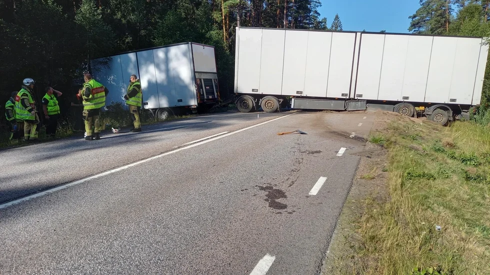 Det tog flera timmar innan lastbilen kunde bärgas från olycksplatsen. 
