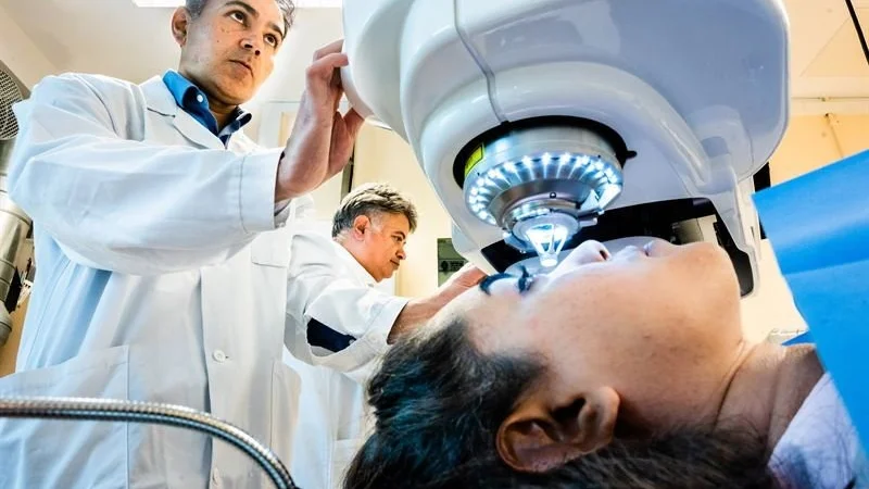 Professor Neil Lagali har tillsammans med andra forskare vid Linköpings universitet utvecklat en ny minimalt invasiv kirurgisk metod, i vilken implantatet förs in i den befintliga hornhinnan genom ett litet snitt.
