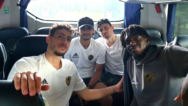 Från vänster; målvakten Riccardo Brugnoni, målskyttarna Mohammed Belouchi, Philip Näslund och Ieltsin Camoes, i bussen på väg hem från Härnösand. 