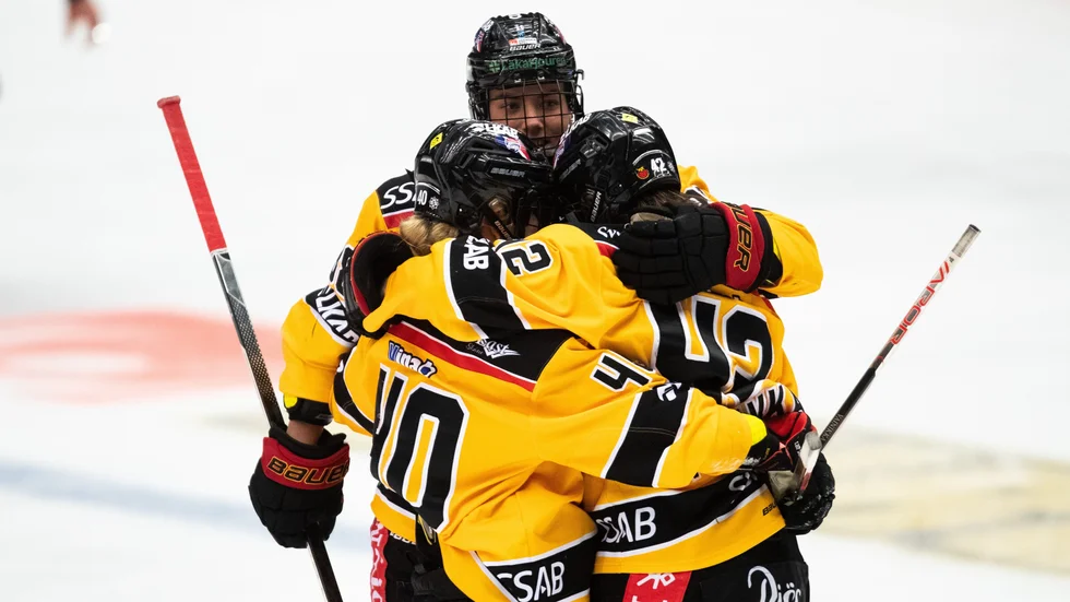 "Kedjan med Petra (Nieminen), (Emma) Nordin och Josefine Persson har sett riktigt bra ut. Det har kedjan med (Noora) Tulus, Viivi (Vainikka) och Lisa (Johansson) också gjort", säger Mikael Forsberg.