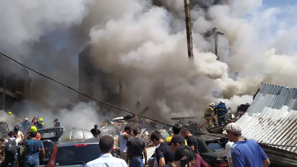 Rök stiger över marknaden Surmalu i Armeniens huvudstad Jerevan efter explosionen på söndagen.