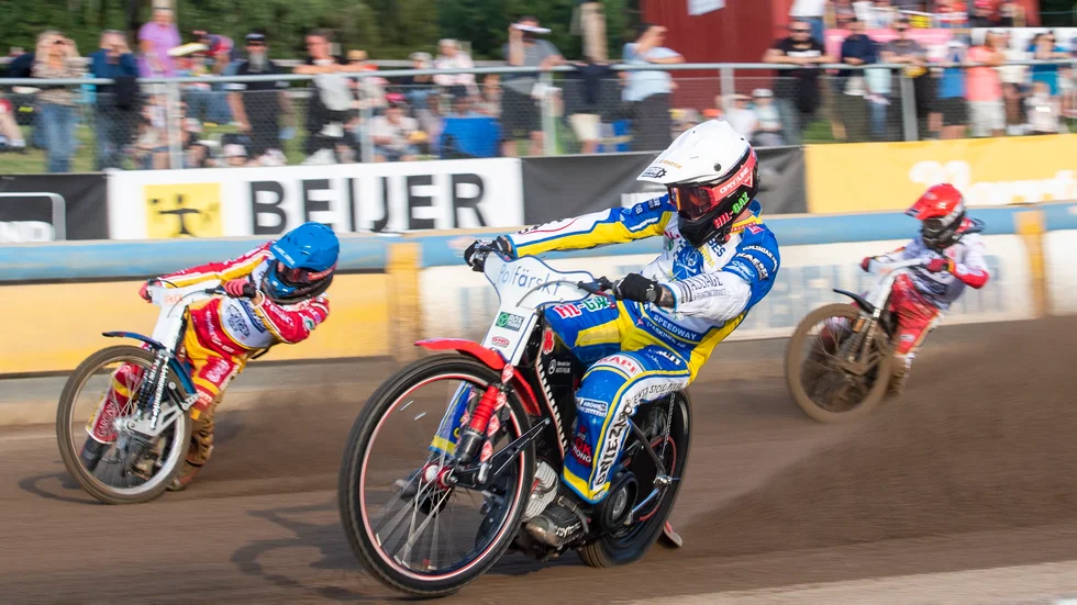 Oskar Fajfer tar hem sitt första heat för kvällen. Dessvärre förlroade han och Piotr Pawlicki det sista heatet och därmed tog Rospiggarna både segern och bonuspoängen