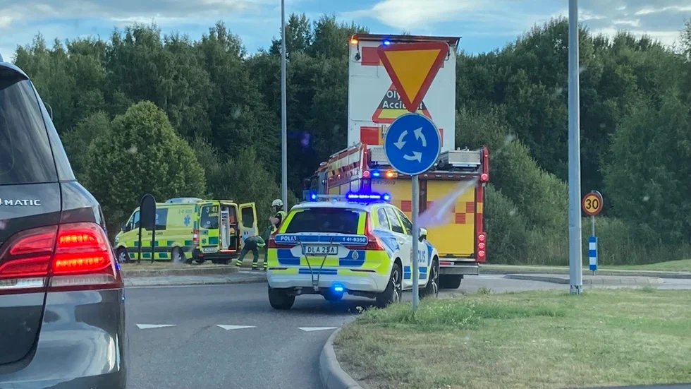 En person fick följa med ambulansen för omplåstring efter olyckan.