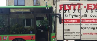 Buss krockade med flyttbil