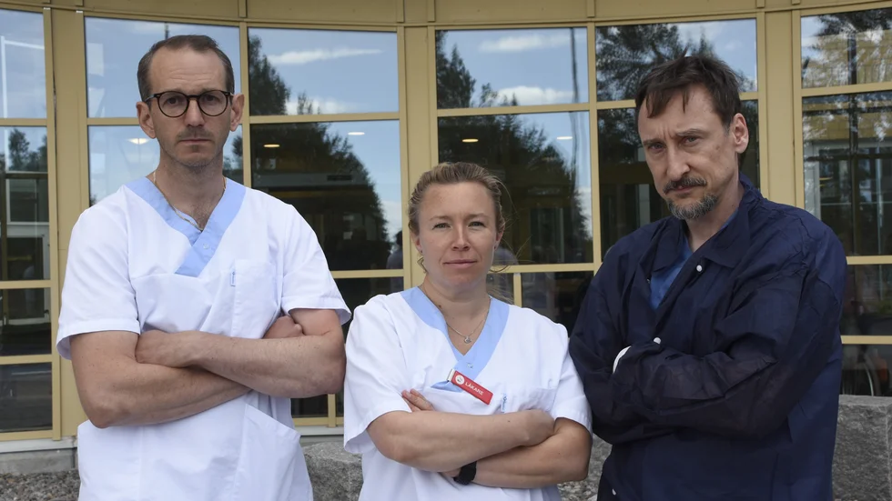 "Att skicka iväg svårt sjuka cancersjuka människor, långt hemifrån och sitt sociala stöd, är vedervärdigt", säger Jonas Millgård överläkare (th). Här med läkarkollegorna Jonatan Palmgren och Linda Kenttä Finnberg.