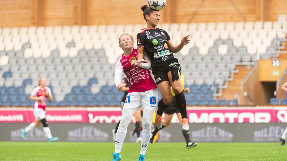 Uppsalas Nicole Robertson i duell med en Lidköpingsspelare.