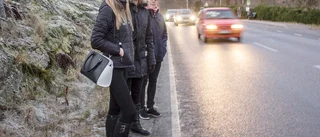 Barn och ungdomar måste gå längs trafikerad väg