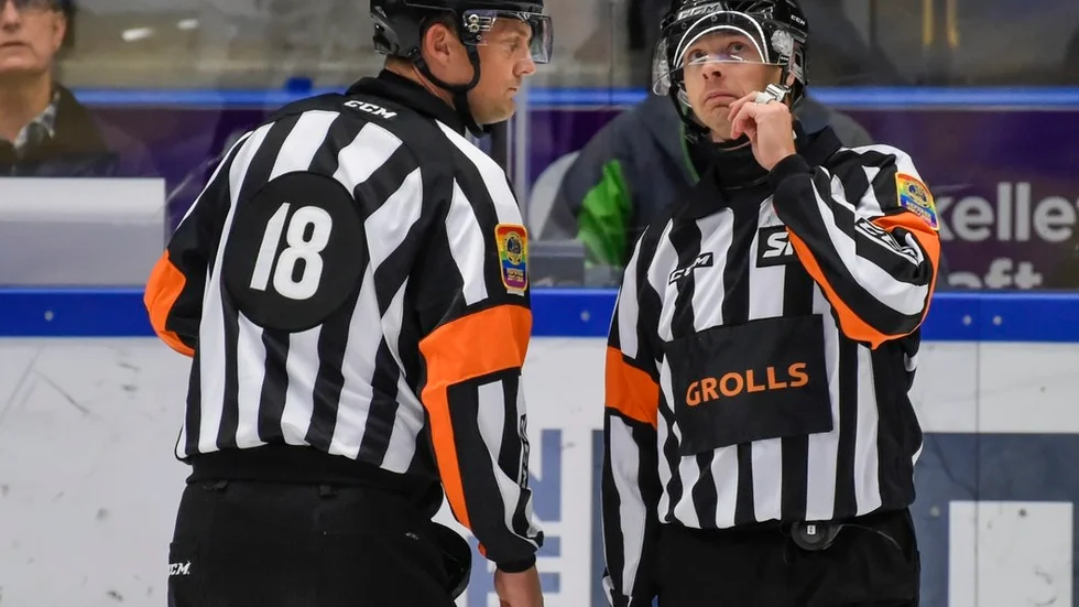 Mikael Andersson, till höger, skadades i annandagens SHL-match mellan Brynäs och Färjestad.