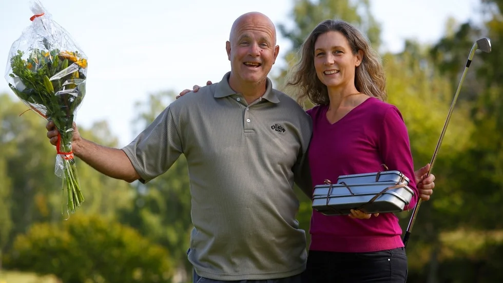 Joakim Hammarlund gratuleras av SN:s chefredaktör Anna Falk efter att ha gjort en hole-in-one i somras. Järnfemma, som användes vid fullträffen, använder han fortfarande till spel. – Golfbollen har jag sparat, säger Joakim Hammarlund.