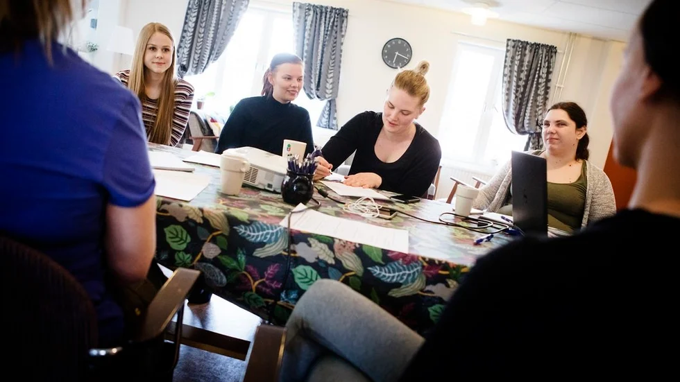 Amelie Lundqvist, Elise Karlsson, Emma Karlsson och Emelie Ljungberg på studiecirkel hos kvinno- och tjejjouren Miranda.