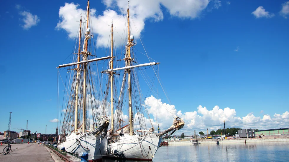 HMS Falken och HMS Gladan var på fredagen tillsammans i Norrköping, något de båda fartygen inte varit sedan Tall Ships Race, 1987.
