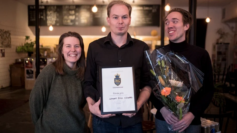 Trion bakom Kvass Bar och råkök tog hem förstapriset när den sörmländska regionfinalen i tävlingen Matverk avgjordes i måndags kväll. Här är Rebecka Adolfsson, David Lindström och Victor Sund med diplomet.
