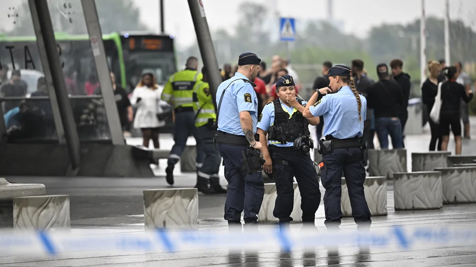 En person avled och en skadades i samband med en skottlossning på köpcentrumet Emporia i Malmö på fredagen. En tonårspojke är anhållen på sannolika skäl misstänkt för mord och mordförsök.