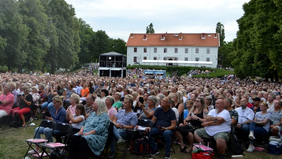 Diggilo drog storpublik till Sundbyholms slottspark. Bilkön tog en dryg timme från Skiftinge i Eskilstuna ut till Sundbyholm.