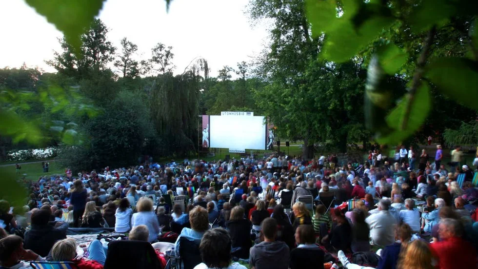 För andra året i rad kommer bygdegårdar i Södermanland visa film utomhus under härliga sommarkvällar i augusti. 