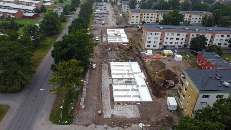 Två hus med totalt 78 lägenheter ska byggas utmed Råssnäsvägen. men nu försenas projektet då byggföretaget gått i konkurs.