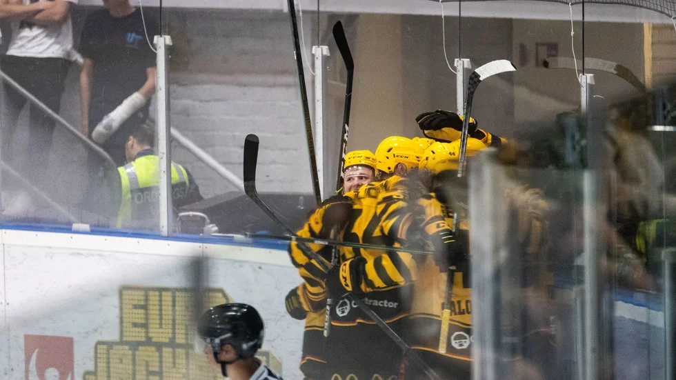 En ur-AIKspelare gjorde första målet. Linus Lindström tryckte in en retur.