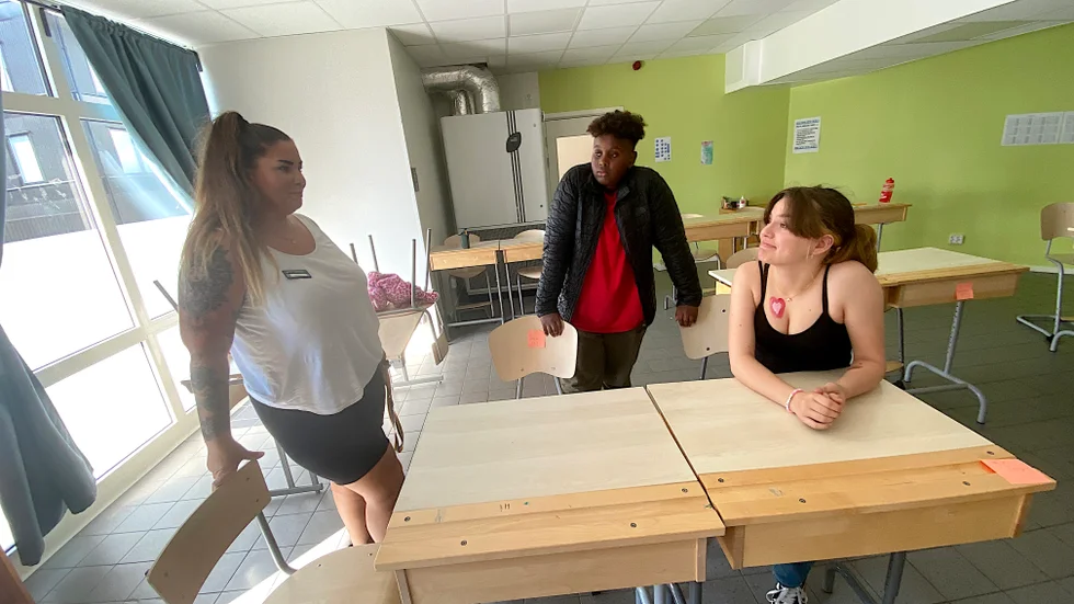 Nathali Dahlstedt, Modalib Abdurahman och Elvira Ssandelin diskuterar de nya rutinerna för telefoner på Entréskolan.