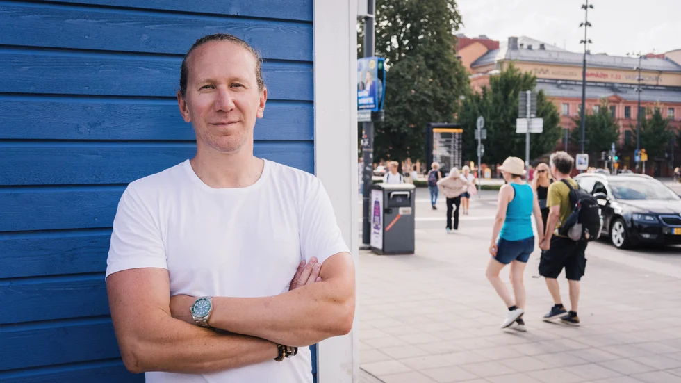 "Vi föräldrar är modeller för våra barn, det är vi som anger tonen och de tar efter oss", säger Johan Waara, psykolog på Uppsala universitet. 