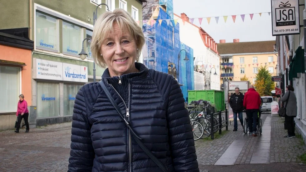 Inger Lundqvist från Flen passade på att besöka bokhandeln i Katrineholm i väntan på sin bil.