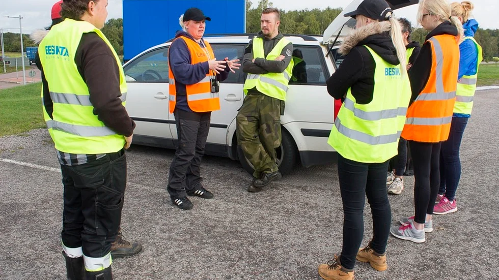 För gruppen gäller det att vara noggrann. De vill hitta fynd, men inte förstöra bevis.