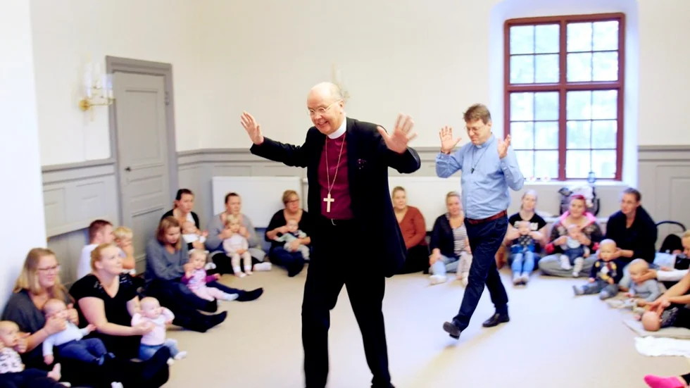 Biskop Johan Dalman är under tre dagar i Västra Vingåkers och Österåkers pastorat för att genomföra en visitation. Dalman medverkade med stort engagemang vid babysången i sakristian under onsdagsförmiddagen.