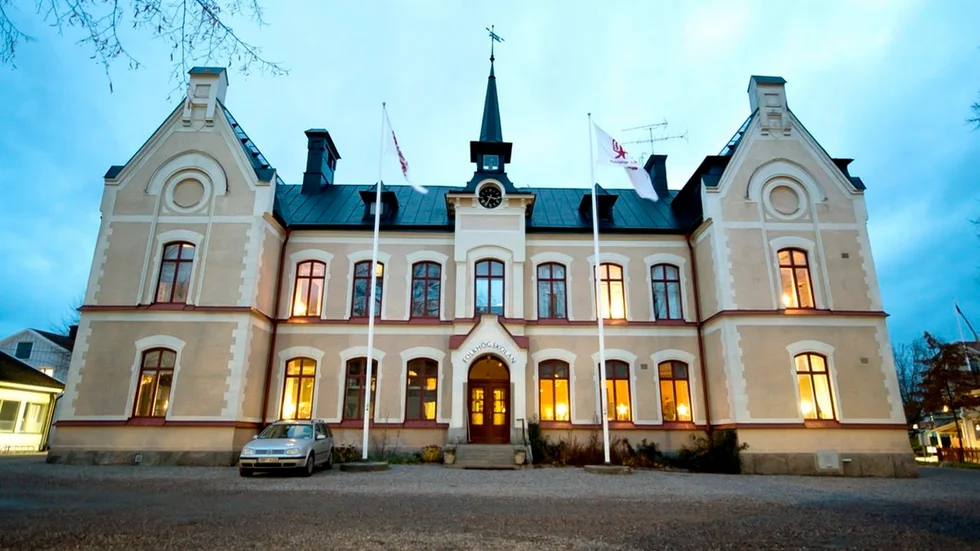 Byte av taket på Folkhögskolan var ett av de arbeten där Nyköpings kommun hävdade att Nordvall bleck och plåt hade skrivit upp för många timmar på fakturan.