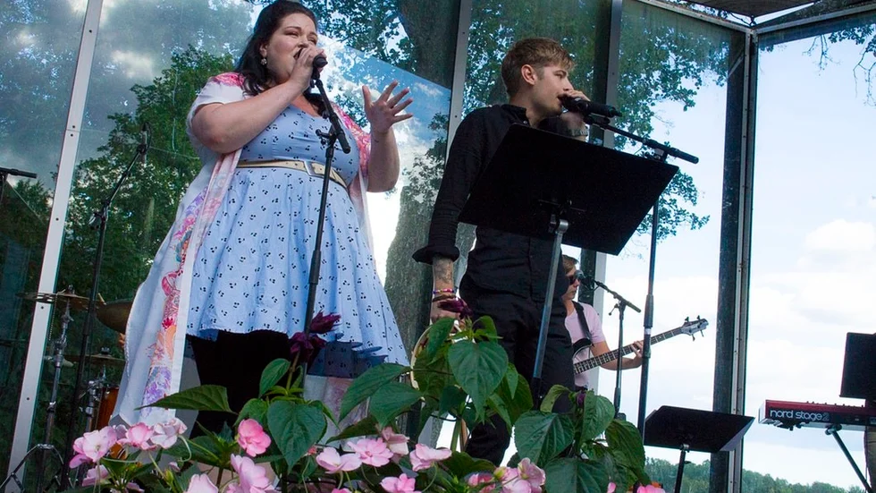 Linda Råsberg och Rasmus Broström i fint samarbete. Bakom ett träffsäkert band lett av Thomas Ronach.