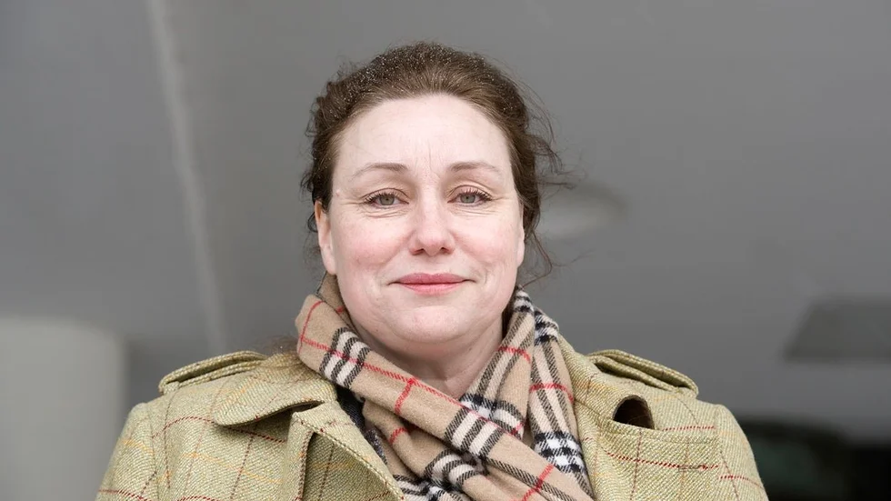 Martina Hallström (C) förklara varför partiet röstade nej till skolmat i kommunal regi.