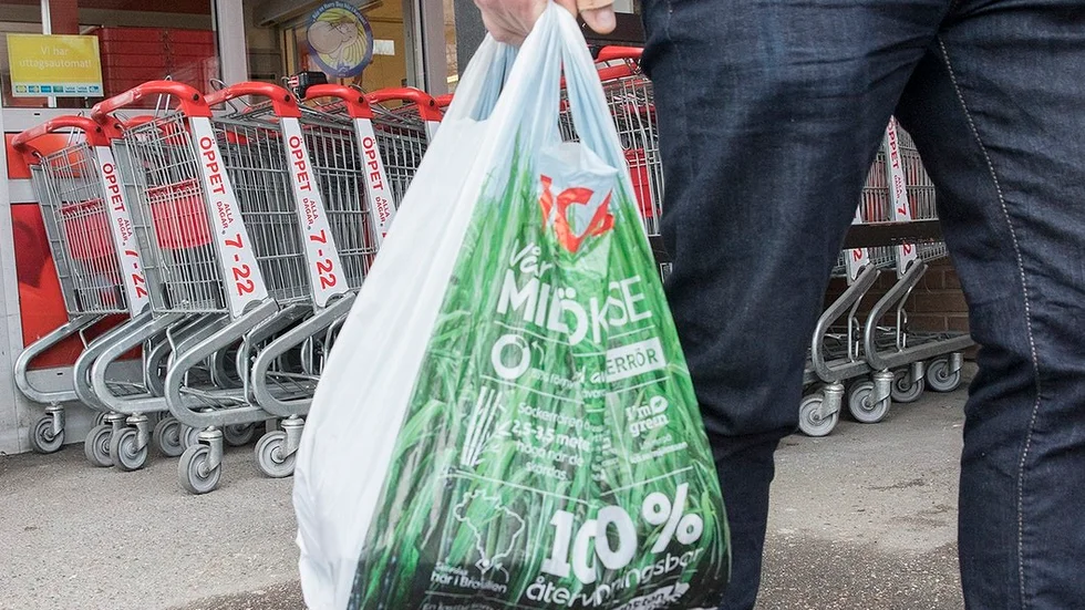 Vår förbrukning av plastbärkassar ska för miljöns skull pressas ner både snabbt och kraftigt.