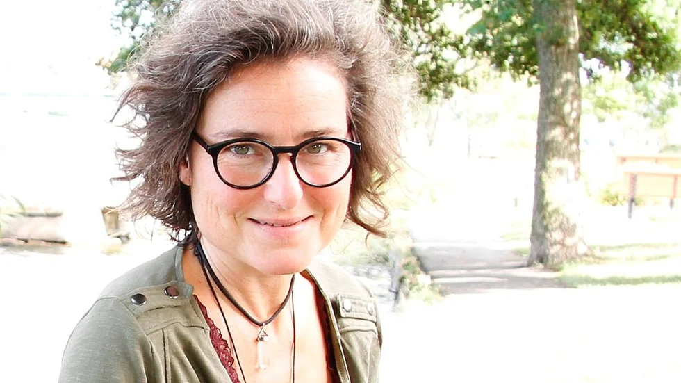 Desirée von Bothmer Sundelius erbjuder teater, fika och mat hemma på Hedlandet.