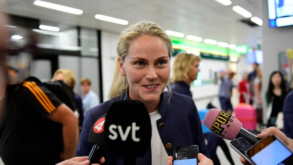 Lisa Dahlkvist tas emot av pressen vid svenska fotbollslandslagets ankomst till Schiphol i Amsterdam.