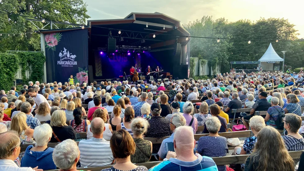 Parksnäckan har ett fullspäckat sommarprogram. Eftersom det är en utomhusscen får man räkna med att vädret inte alltid är som man vill. "Vi är i Sverige. Det är svensk sommar så det kan regna och åska", säger Jonas Curling. 