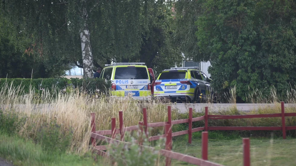 Under tisdagen och onsdagen har polisen haft flera patruller på plats vid en fastighet på landsbygden i Linköpings kommun. 