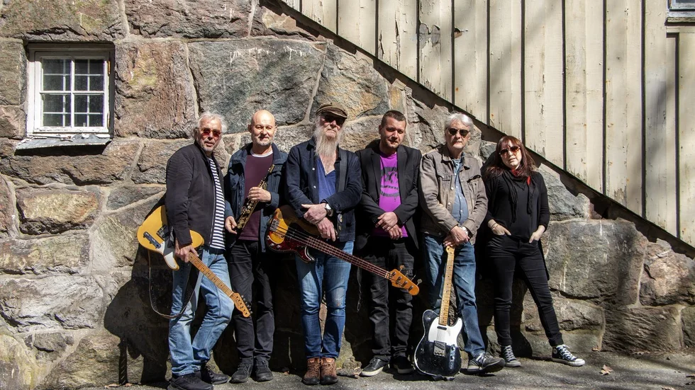 
Nynningen kommer till Skelleftehamn. Från vänster: Tomas Forsell, gitarrer och sång, Thomas Jäderlund, saxofoner, Nikke Ström, elbas, Pontus Torstensson, trummor, Bengt Blomgren, elgitarr och Matilda Magnusson, sång.