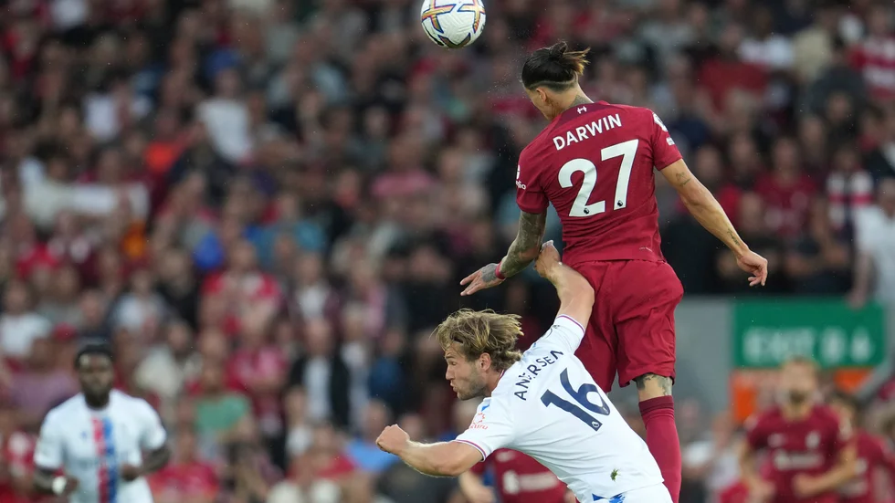 Darwin Nunez i duell med Joachim Andersen.