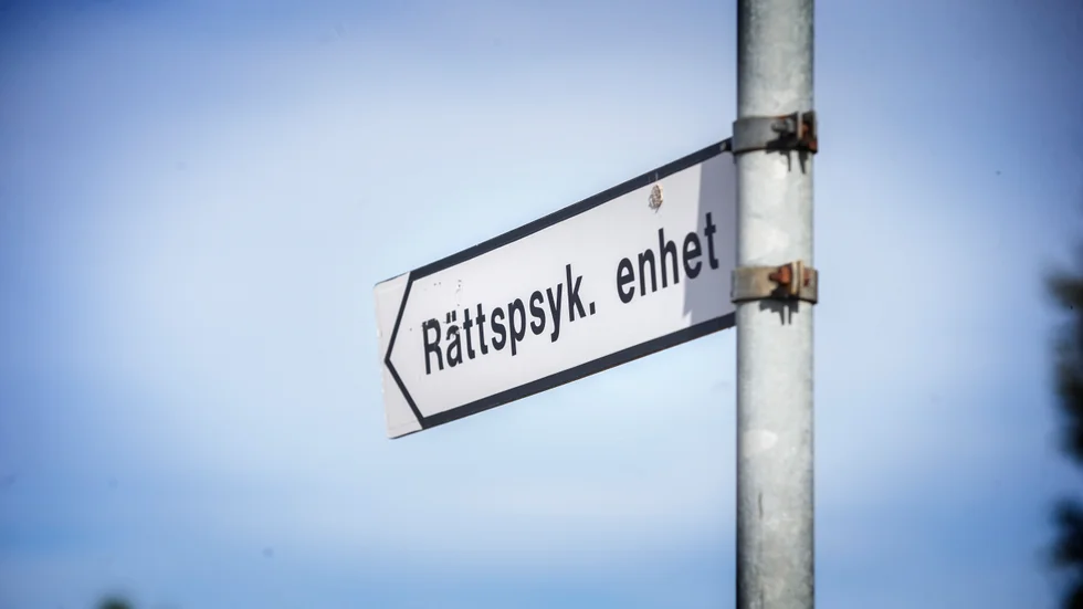 Rättspsykriatisk vård med särskild utskrivningsprövinig innebär kort sagt att förvaltningsrätten tar beslut kring om patientens vård förlängs eller inte. Utan utskrivningsprövning tas ett sånt beslut av en läkare.