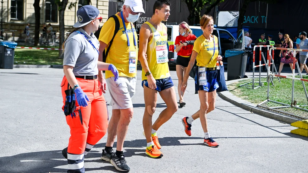 Sveriges Perseus Karlström tvingades bryta och hjälptes till sjukvårdstältet av landslagsläkaren Sverker Nilsson under herrarnas 35 km gång.