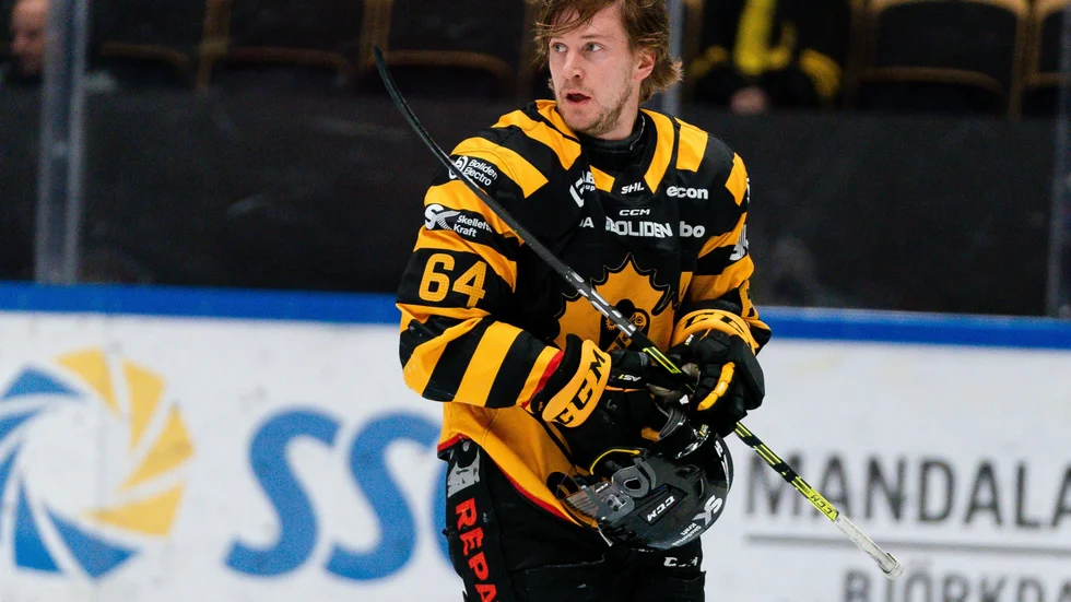 Jonathan Pudas missar matchen mot “Löven” efter att ha kolliderat med den förre AIK-spelaren Adam Petterson i matchen mot Modo. 
