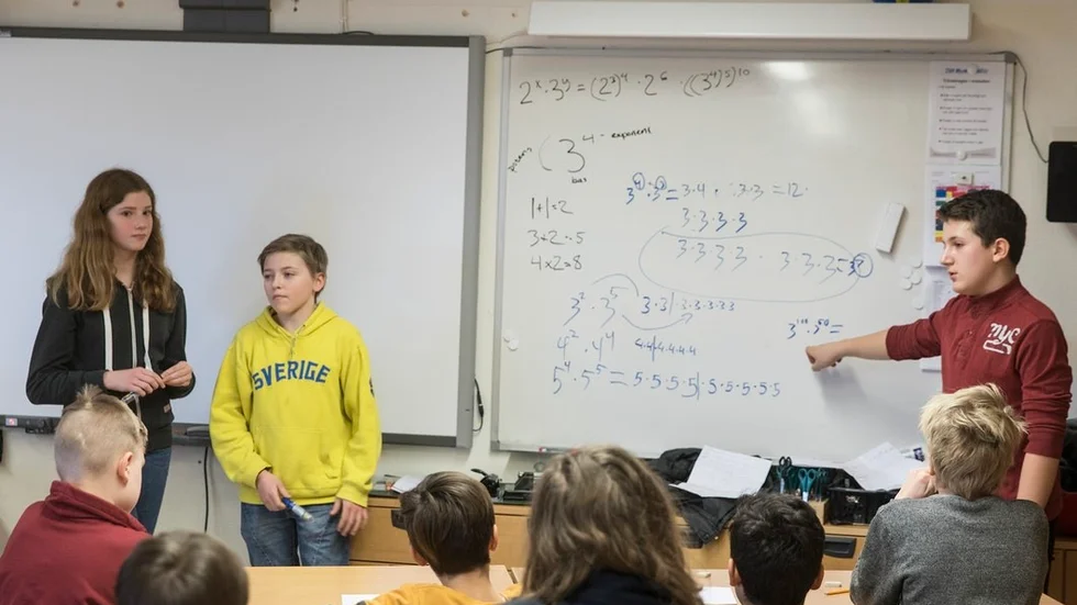 Hanna Brazdeiks, Melvin Lindgren och Esam Touma höll en lektion för en årskurs sex klass på Sandbäcksskolan i potensräkning.
