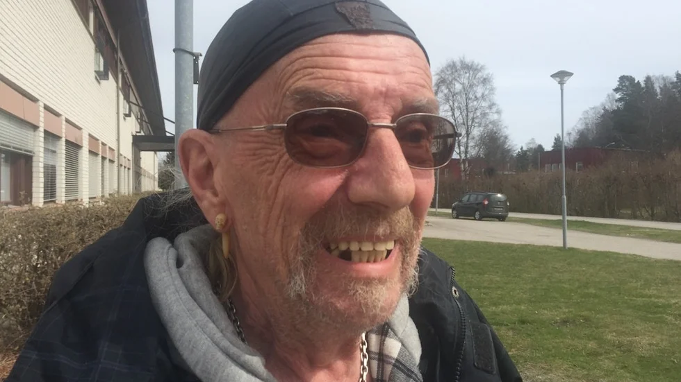 Gnestaprofilen Kurre Nilsson är både förtvivlad och förbannad.  "Efter att tandläkaren skrapat på tanden så den gick sönder så får jag en ny räkning. Finns det ingen garanti?".