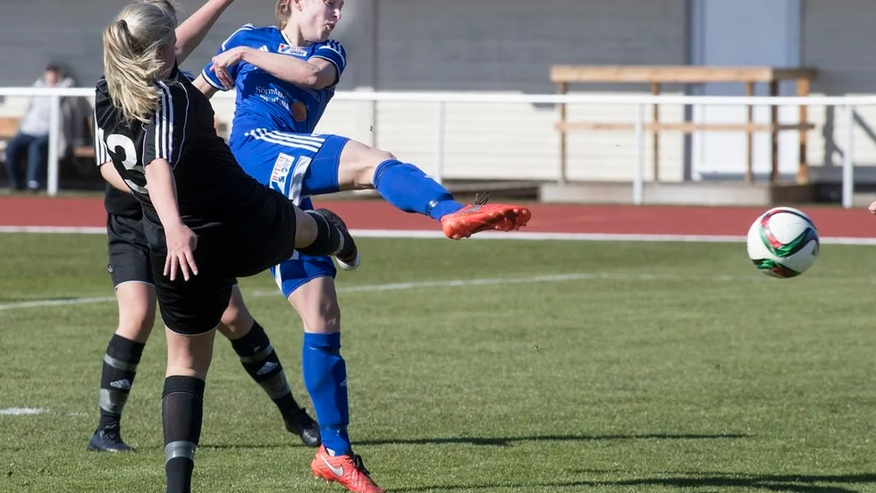 Lisa Moberg sätter 2–0 efter att ha fått ett fint inlägg ifrån Ebba Sjögren och sedan vänt bort sin försvarare.