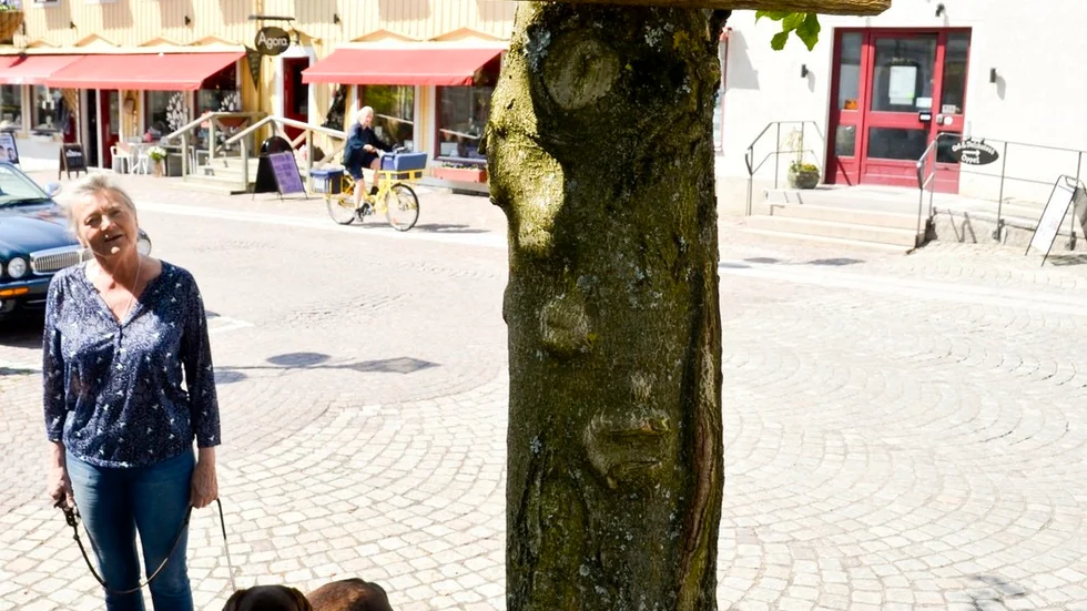 Marita Anderzon och hunden Wilma under "wishingtree" på torget i Trosa centrum. Skylten har någon satt upp de senaste dagarna.