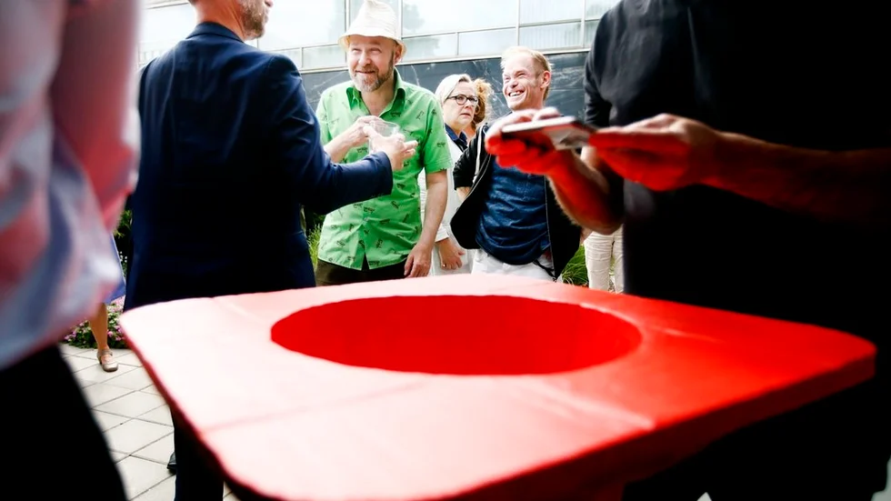 Ljudverket "Bob hund vs Papfar" invigdes på stadsbibliotekets innergård exakt klockan 16.49 på torsdagen. Konstnären Behncke kallar sig, upplysningsvis, ibland för Papfar.
