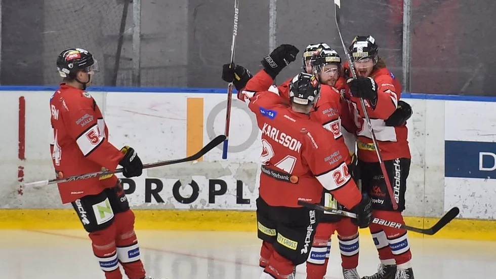 Nu blev det match igen för Gripen mot Tumba i Rosvallas lilla ishall.