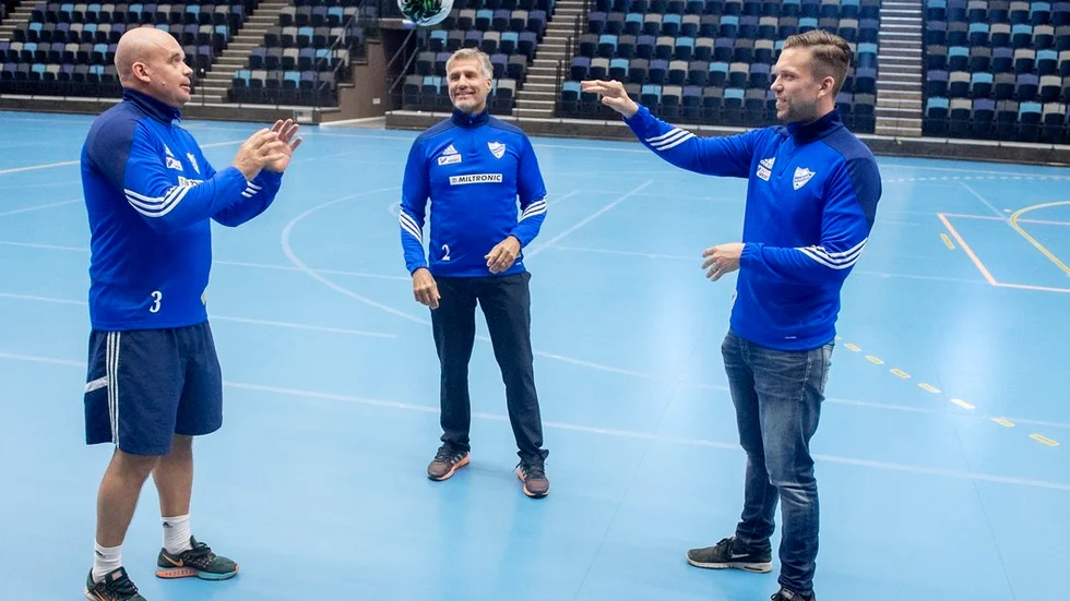 Kommer att hålla bollen i luften i IFK Nyköpings herrlag. Ny huvudtränare blir Peter Melchersson (mitten). Till sin hjälp får han Jörgen Elmsäter (till vänster) som assisterande tränare samt Per Treijner (till höger) som blir målvaktstränare.
