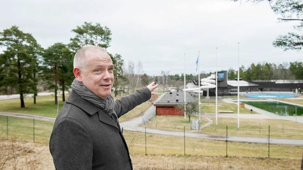 Det negativa från två projekt – det segdragna badhuset vid Hjortensberg och de kritiserade planerna på resecentrum – tar ut varandra när man slår ihop dem, enligt kommunalrådet. "Minus plus minus blir så att säga plus", skrockar Urban Granström (S) samtidigt som han pekar mot området där resecentrum kommer att placeras.