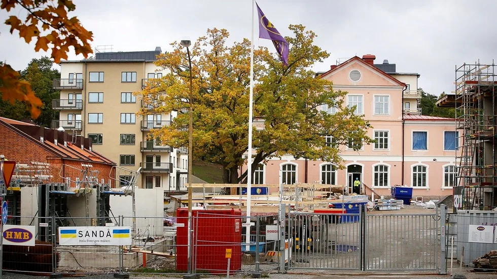 Husen som håller på att byggas vid Tunafors skola i Eskilstuna är fula och passar inte in i omgivningen, skriver signaturen Skattebetalare.