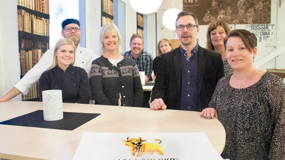 Anna Frisell, Stavstugans förskola, Henrik Lilja, Nyhemsskolans restaurang, Helene Björkqvist, bildningsförvaltningen, Robert Henriksson, Mat & måltid, Susanne Larsson, Mat & måltid, Johan Söderberg, bildningsnämnden, Camilla Wiström, kostchef och Anneli Hedberg, service- och tekniknämnden, är stolta över de två finalplatserna.