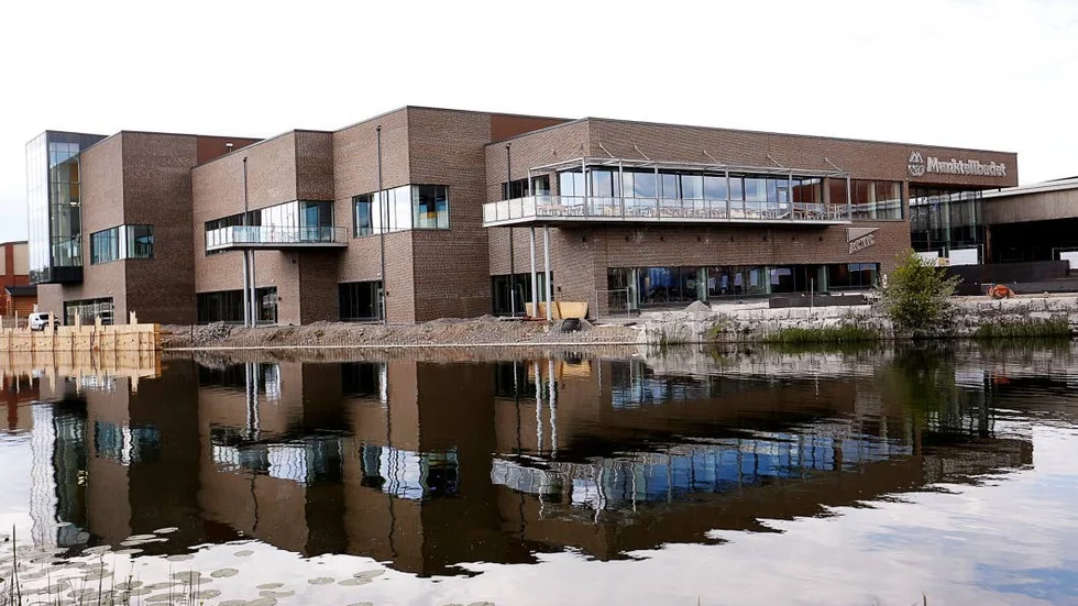 Utförsäljning av kommunägda lägenheter och badhuset skapar het debatt i Eskilstuna.